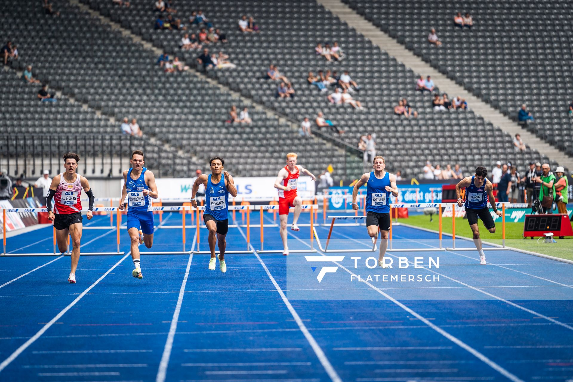 Lennart Roos (LG Rhein-Wied), Mateusz Lewandowski (TV Wattenscheid 01), Jordan Gordon (OTB Osnabrueck), Jan-Niklas Gwizdek (LG Nord Berlin), Mark Schittenhelm (Spvgg Holzgerlingen), Aleksandar Gacic (VfL Sindelfingen) im Halbfinale waehrend der deutschen Leichtathletik-Meisterschaften im Olympiastadion am 25.06.2022 in Berlin